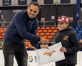 Diederik vd Steen hands over Skate-Tec award photo: Ronald Goud