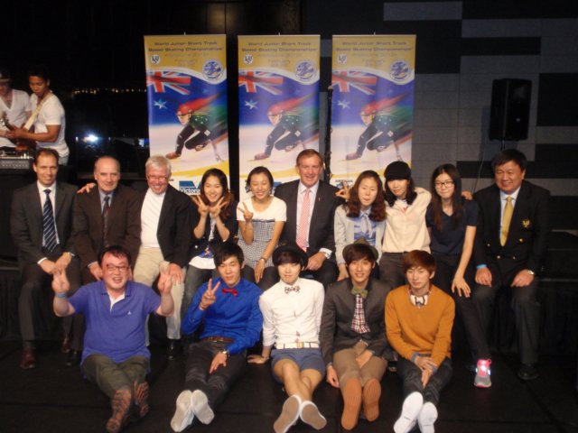 koreanteamandshorttrackfamilyatclosingdinner.jpg